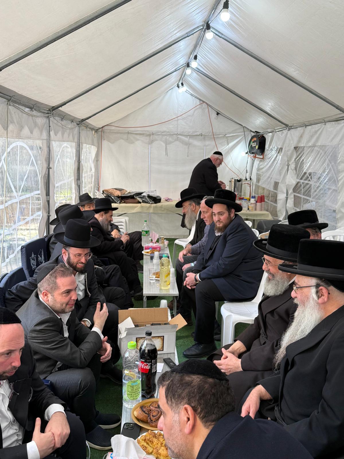 רכבת של מנחמים ב'שבעה' אצל האחים היועצים ביכלר | גלרייה מסכמת