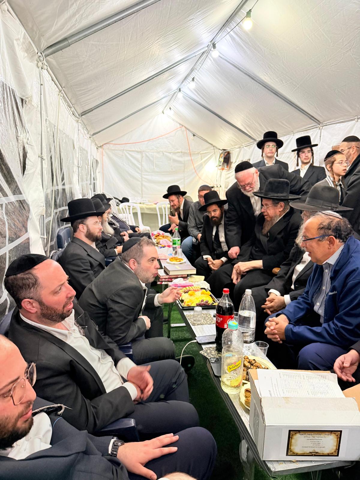 רכבת של מנחמים ב'שבעה' אצל האחים היועצים ביכלר | גלרייה מסכמת