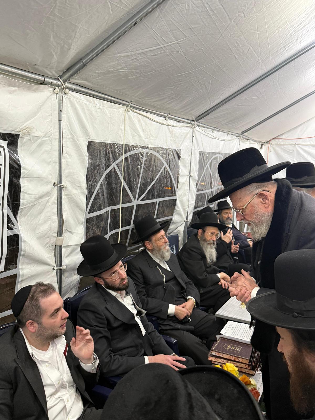 רכבת של מנחמים ב'שבעה' אצל האחים היועצים ביכלר | גלרייה מסכמת