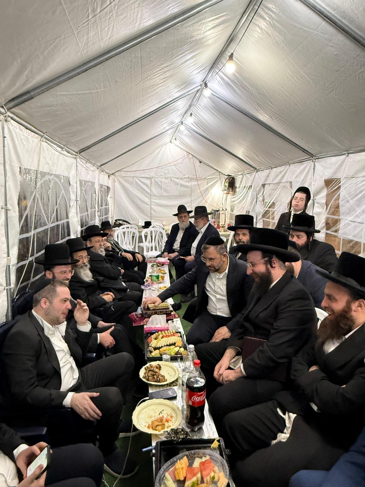 רכבת של מנחמים ב'שבעה' אצל האחים היועצים ביכלר | גלרייה מסכמת