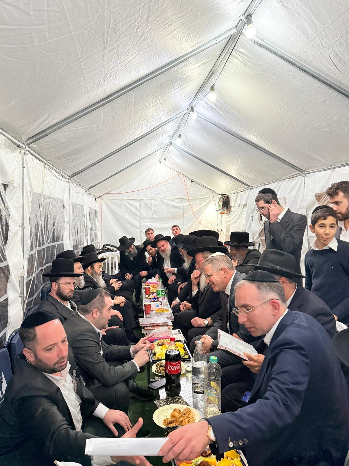 רכבת של מנחמים ב'שבעה' אצל האחים היועצים ביכלר | גלרייה מסכמת