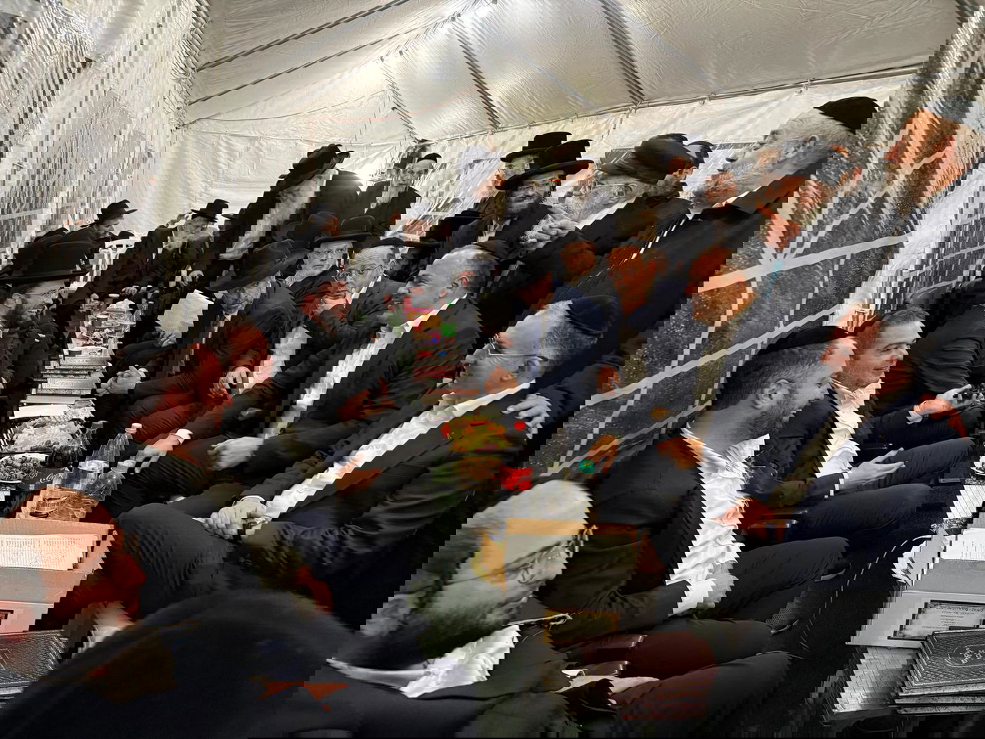 רכבת של מנחמים ב'שבעה' אצל האחים היועצים ביכלר | גלרייה מסכמת