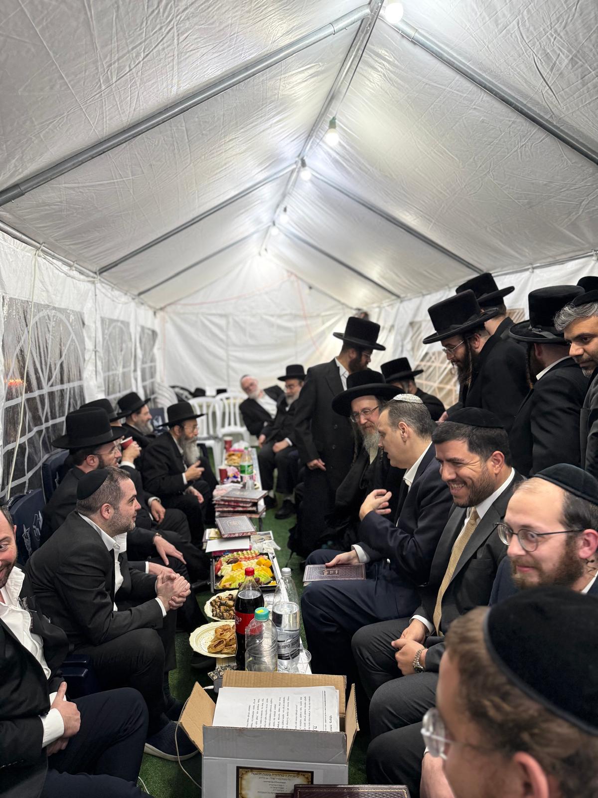 רכבת של מנחמים ב'שבעה' אצל האחים היועצים ביכלר | גלרייה מסכמת