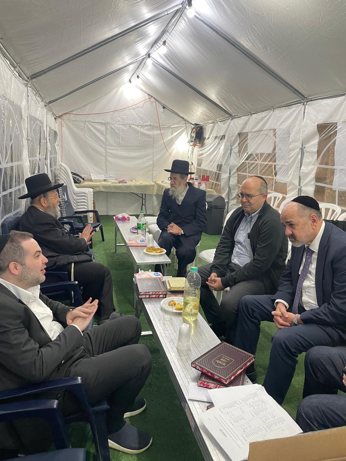 רכבת של מנחמים ב'שבעה' אצל האחים היועצים ביכלר | גלרייה מסכמת