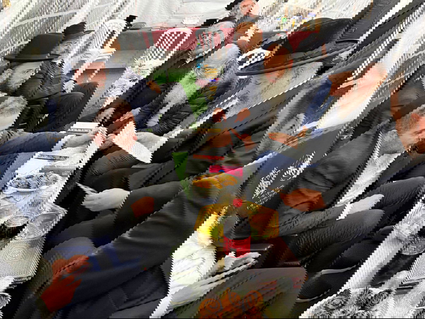 רכבת של מנחמים ב'שבעה' אצל האחים היועצים ביכלר | גלרייה מסכמת