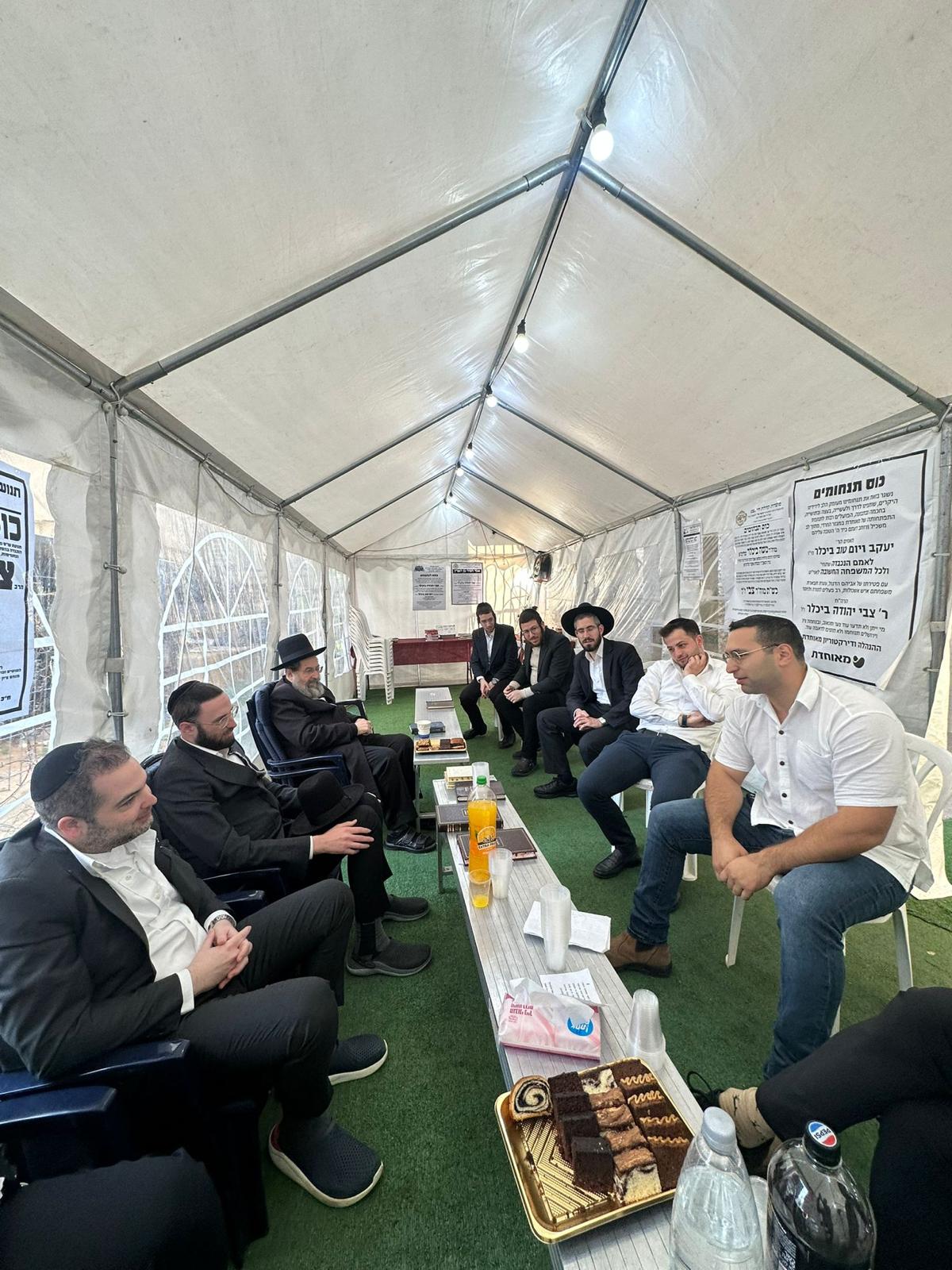 רכבת של מנחמים ב'שבעה' אצל האחים היועצים ביכלר | גלרייה מסכמת