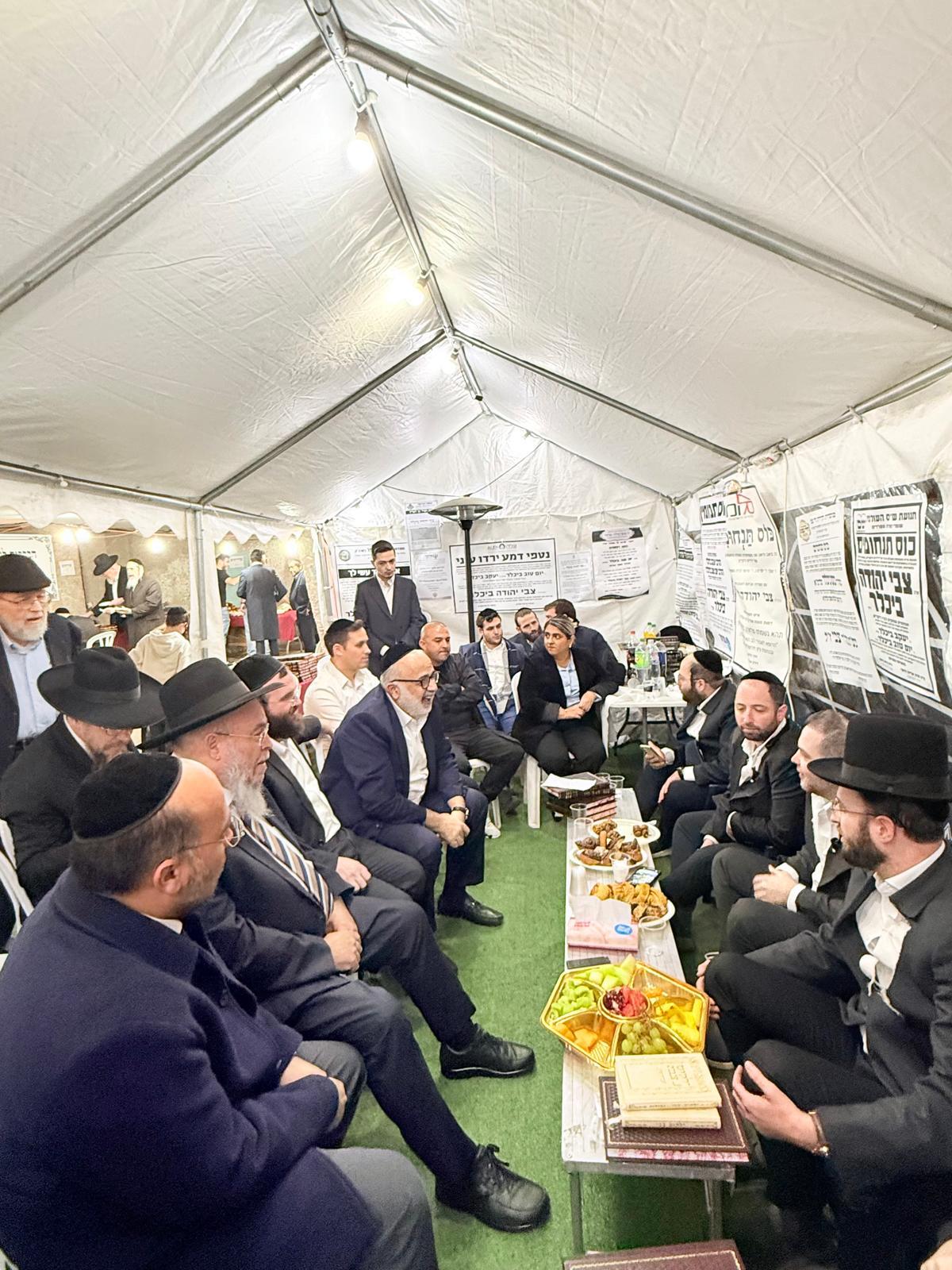 רכבת של מנחמים ב'שבעה' אצל האחים היועצים ביכלר | גלרייה מסכמת