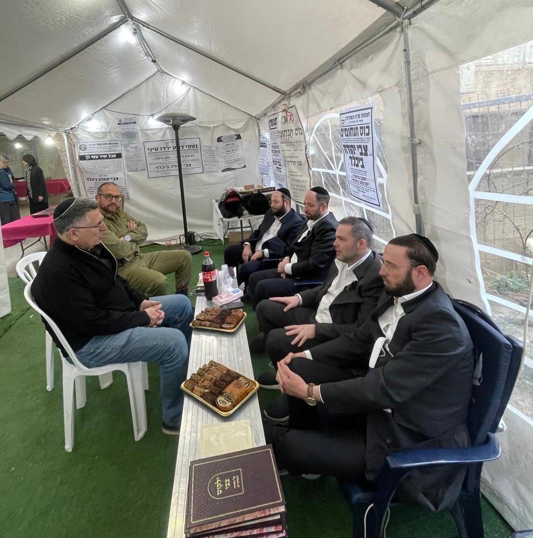 רכבת של מנחמים ב'שבעה' אצל האחים היועצים ביכלר | גלרייה מסכמת