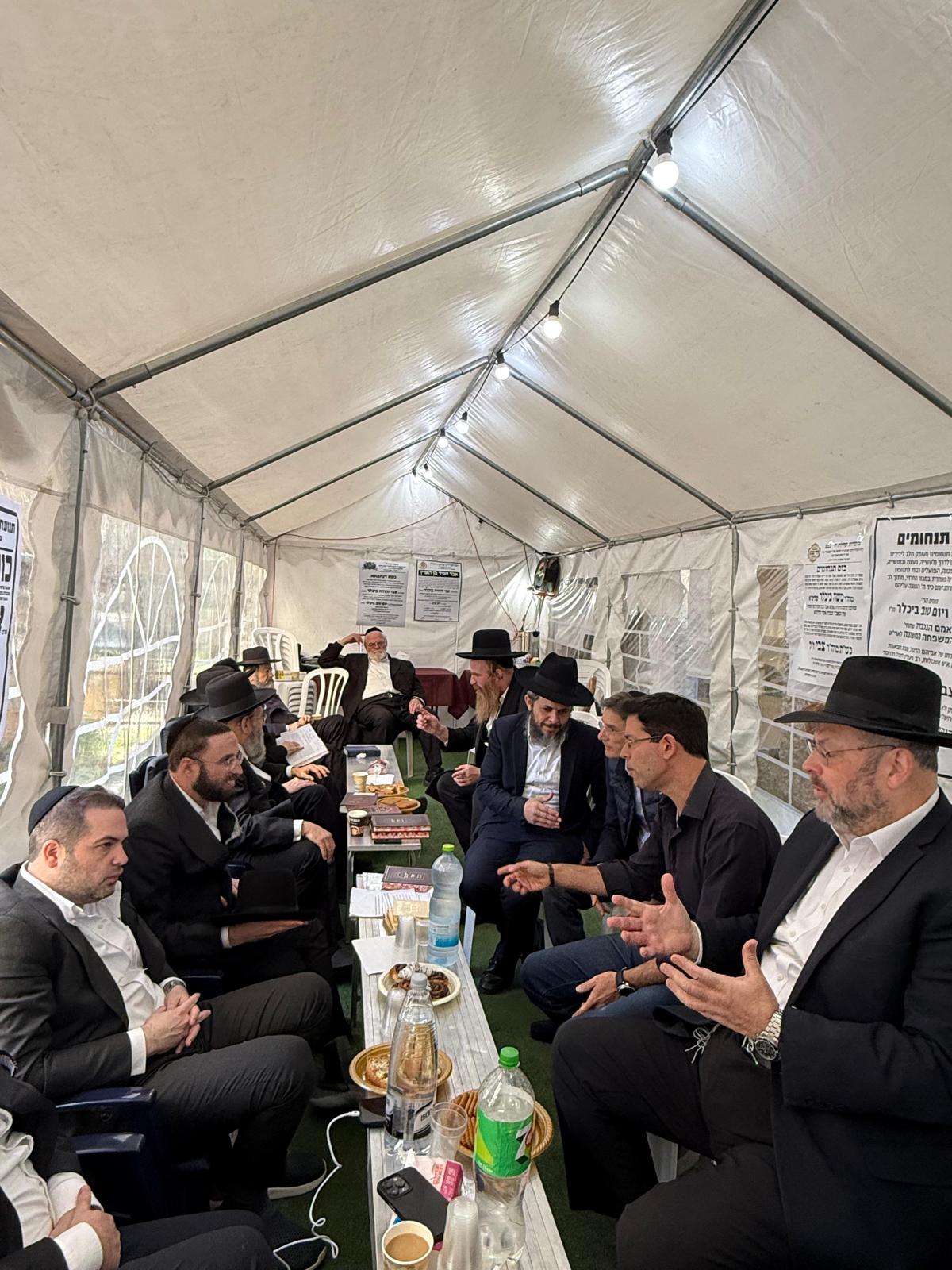 רכבת של מנחמים ב'שבעה' אצל האחים היועצים ביכלר | גלרייה מסכמת