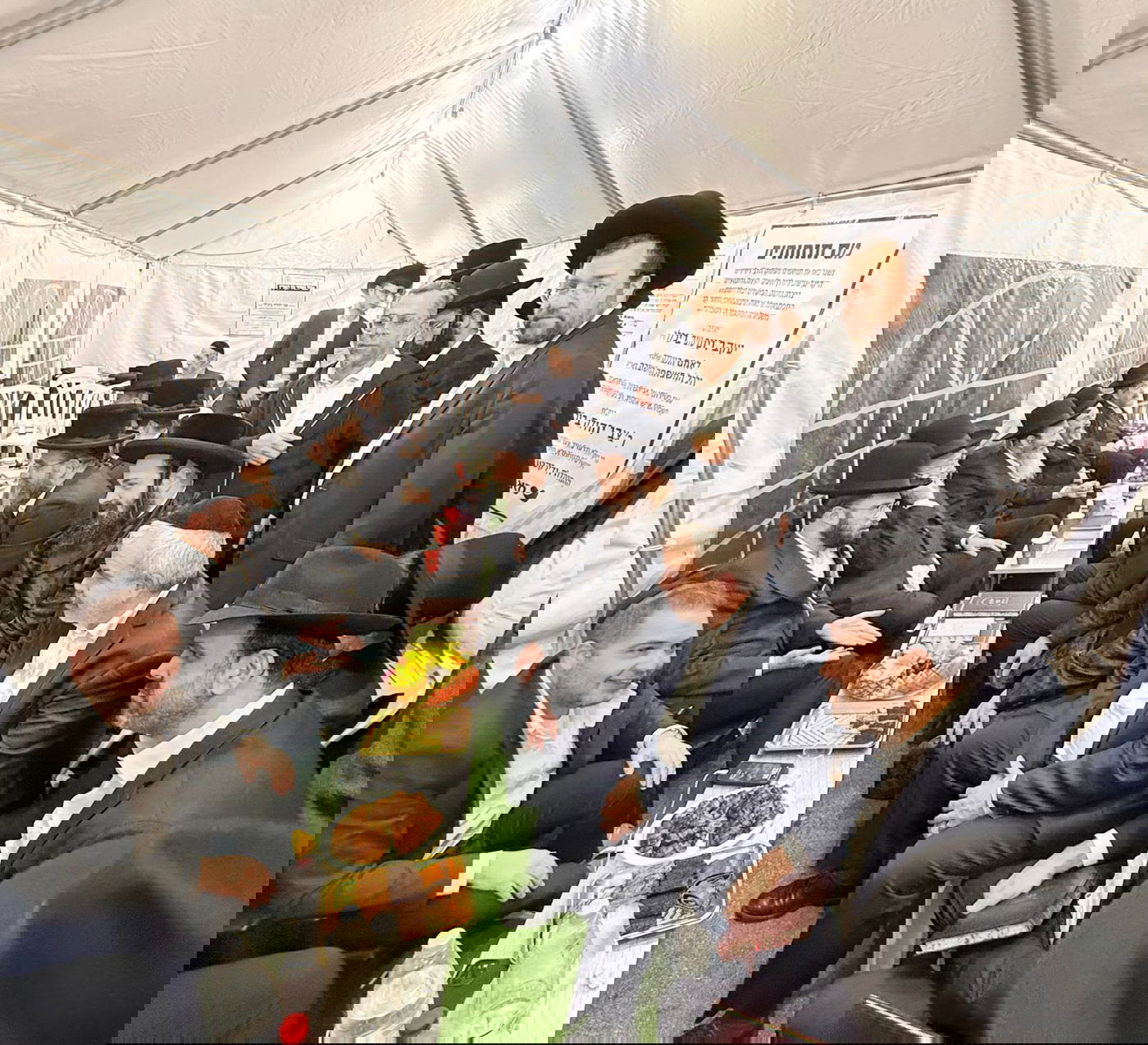 רכבת של מנחמים ב'שבעה' אצל האחים היועצים ביכלר | גלרייה מסכמת