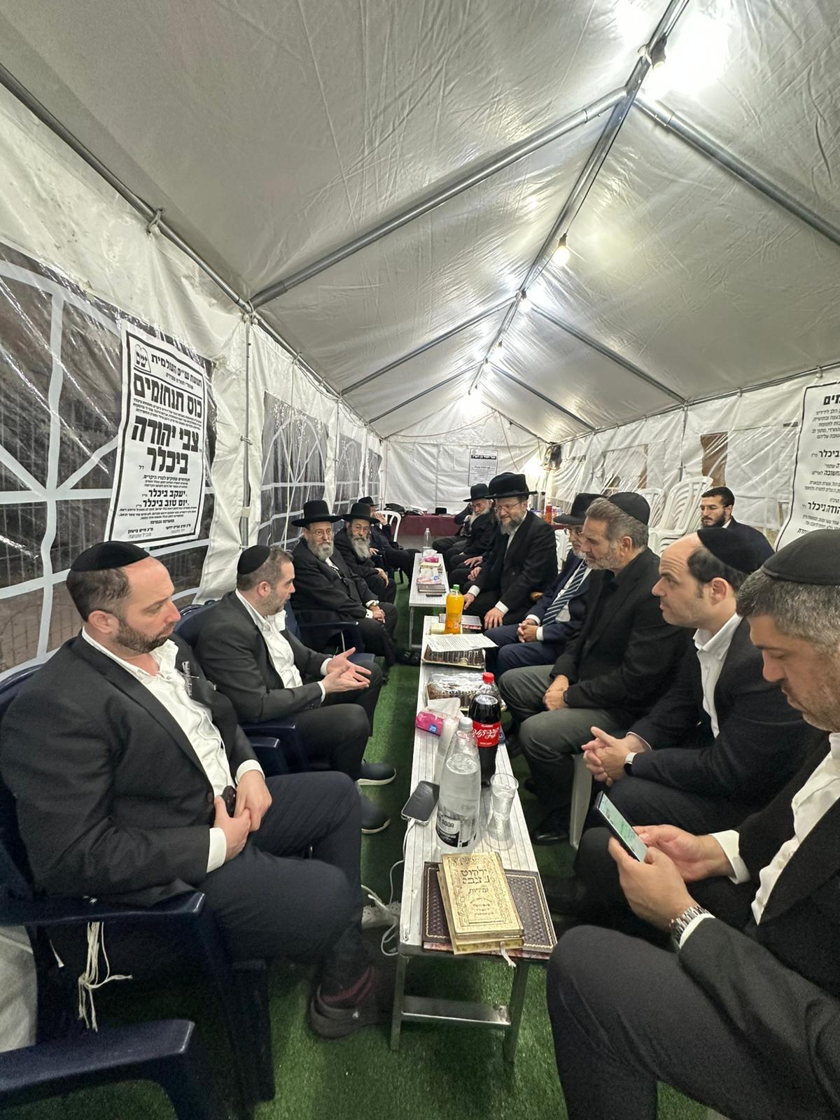 רכבת של מנחמים ב'שבעה' אצל האחים היועצים ביכלר | גלרייה מסכמת