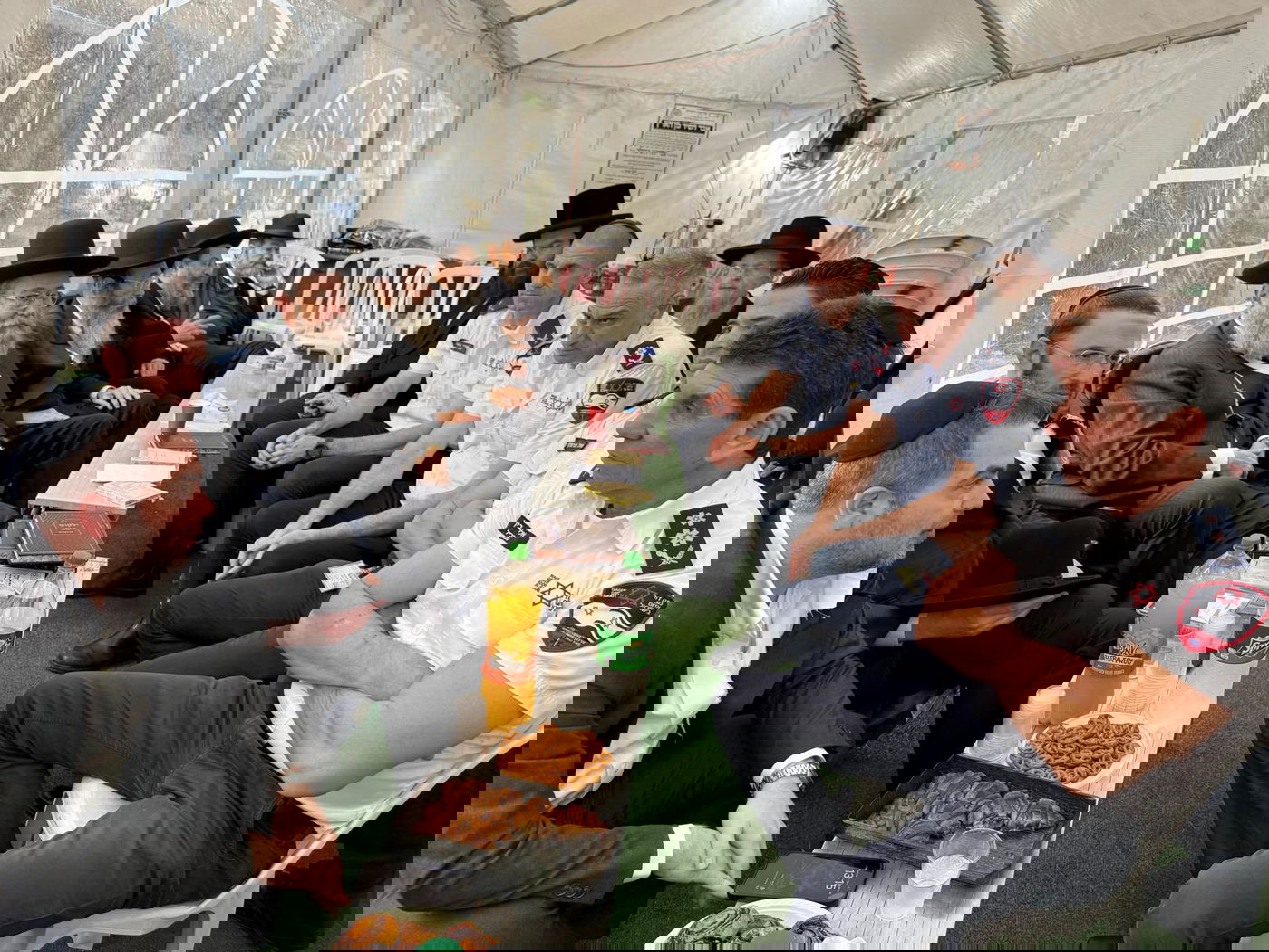 רכבת של מנחמים ב'שבעה' אצל האחים היועצים ביכלר | גלרייה מסכמת