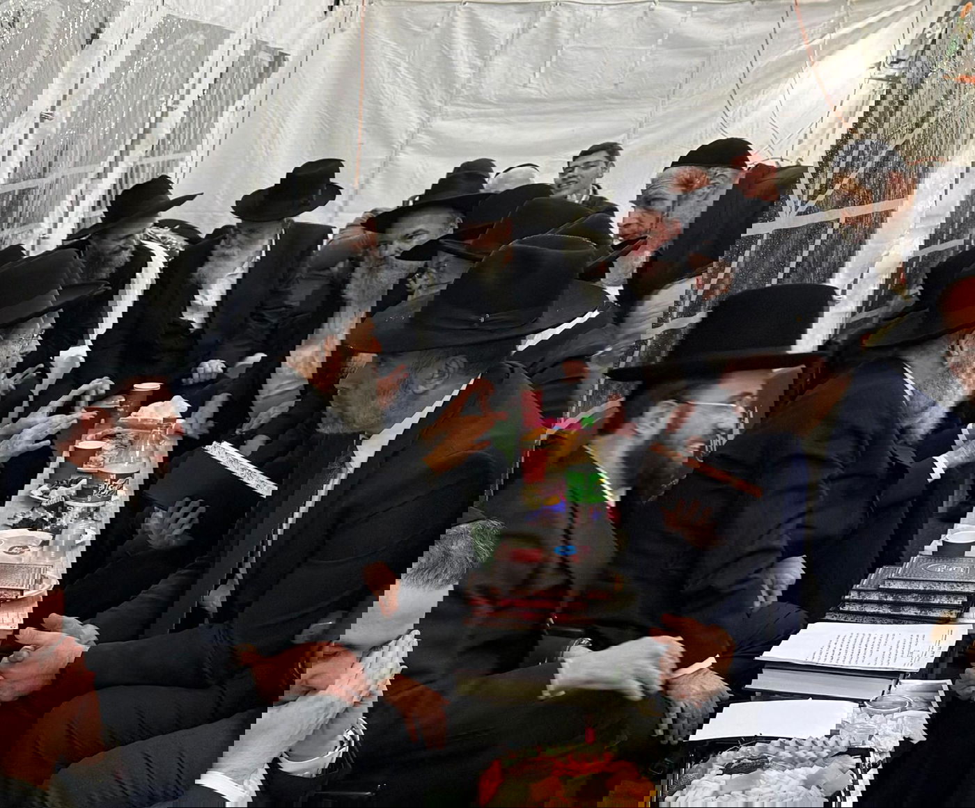 רכבת של מנחמים ב'שבעה' אצל האחים היועצים ביכלר | גלרייה מסכמת