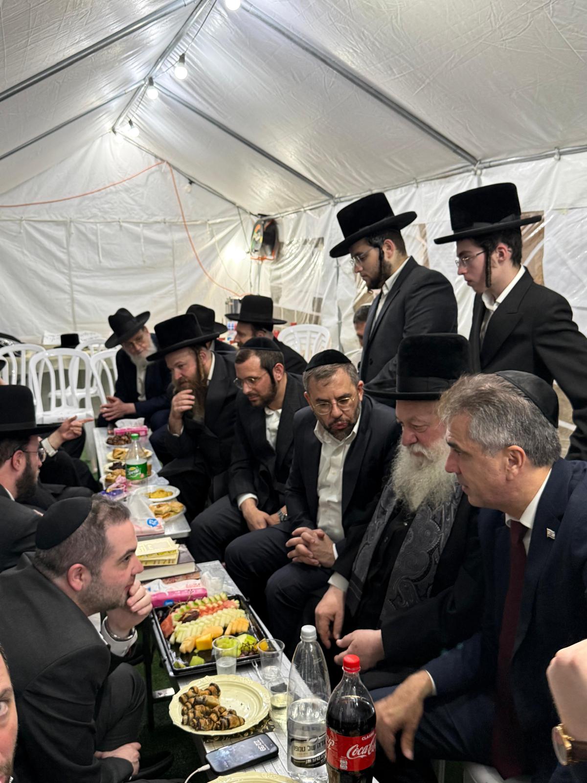 רכבת של מנחמים ב'שבעה' אצל האחים היועצים ביכלר | גלרייה מסכמת