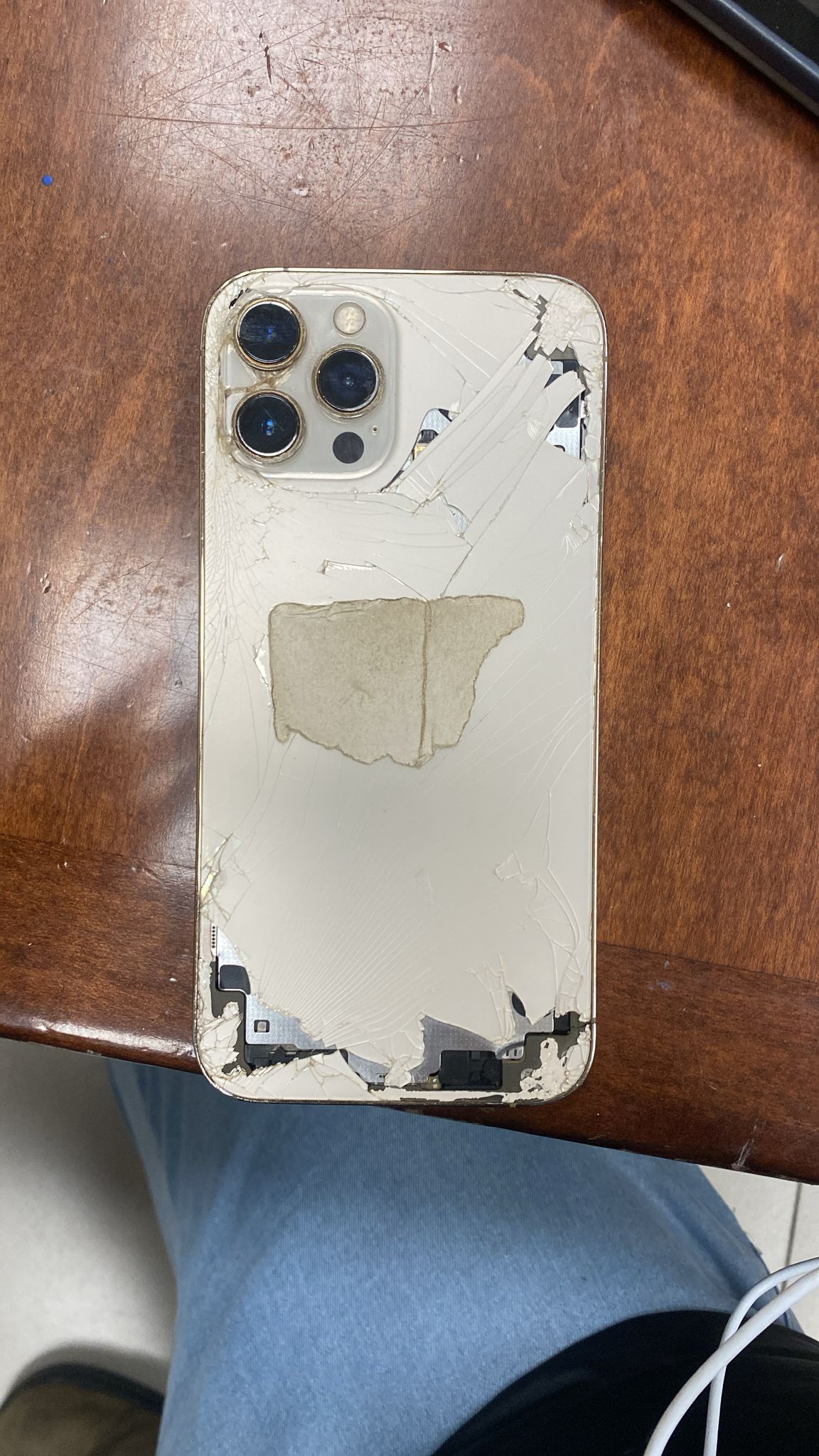 תושב תל אביב מתקרב באופניים לחנות בחלון, ובתוך שניות פורץ