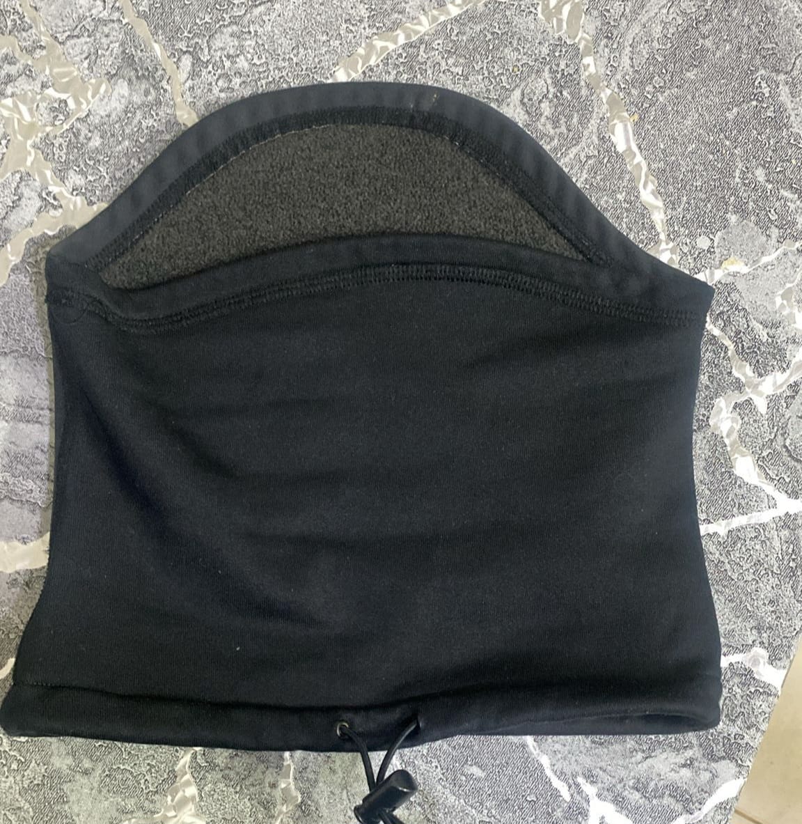 תושב תל אביב מתקרב באופניים לחנות בחלון, ובתוך שניות פורץ