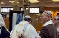 יִשְׂמַח חֲתָנִי בִּקְהַל אֱמוּנַי: כשהזמר הישראלי המוכר חגג בר מצווה לבנו | צפו