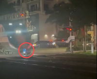 סוף הדרך: רובוט משלוחים נתקע על המסילה ונמחץ מהרכבת | צפו