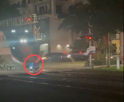 סוף הדרך: רובוט משלוחים נתקע על המסילה ונמחץ מהרכבת | צפו