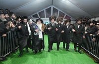 האדמו"ר מצאנז בהכנסת ס"ת בלייקווד