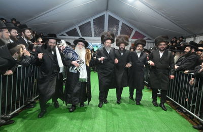 האדמו"ר מצאנז בהכנסת ס"ת בלייקווד