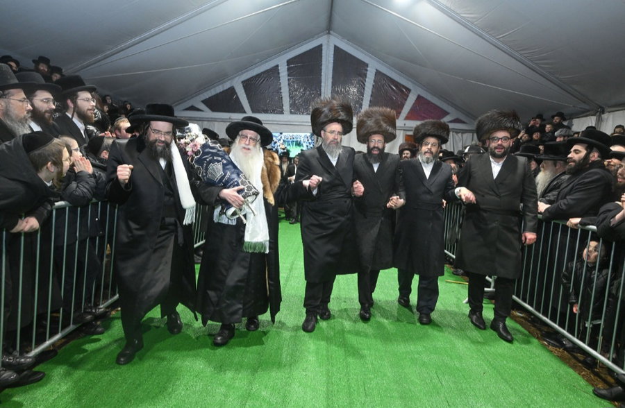 האדמו"ר מצאנז בהכנסת ס"ת בלייקווד