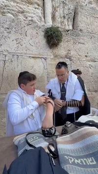 כך יעקב שוואקי חגג בר מצווה לבנו - בכותל המערבי | צפו