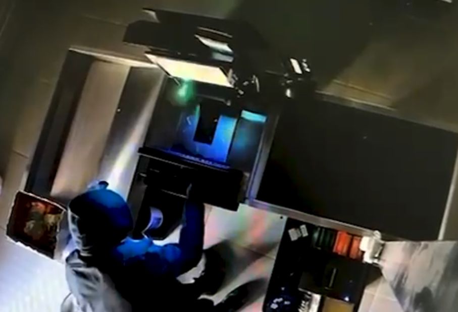 הגנב הפלסטיני ברח לגג וניסה להיעלם מתחת לפלטת עץ; כך זה נגמר | צפו