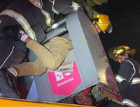 חשבו שזה מתיחה: שתי רגליים בלטו מתוך פח האשפה הצר ברחוב