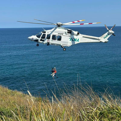 מסוק של שירות האמבולנסים בניו סאות' ויילס במהלך פינוי דרמטי מהמים בסידני