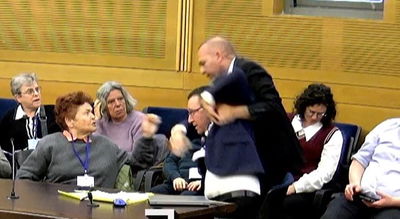 "אתה לא רלוונטי": המאבטח הרים את הפרופ' בכוח וסילק אותו מהאולם