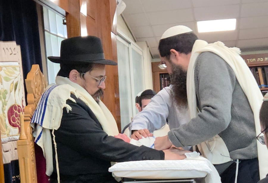 אות ברית קודש. הרב שמואל ליפשיץ, מראשי יד לאחים, סנדק בברית המילה