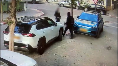 קשה לצפייה: שומע שמשטרה מתקרבת - ומנפץ בקבוק על עובר אורח