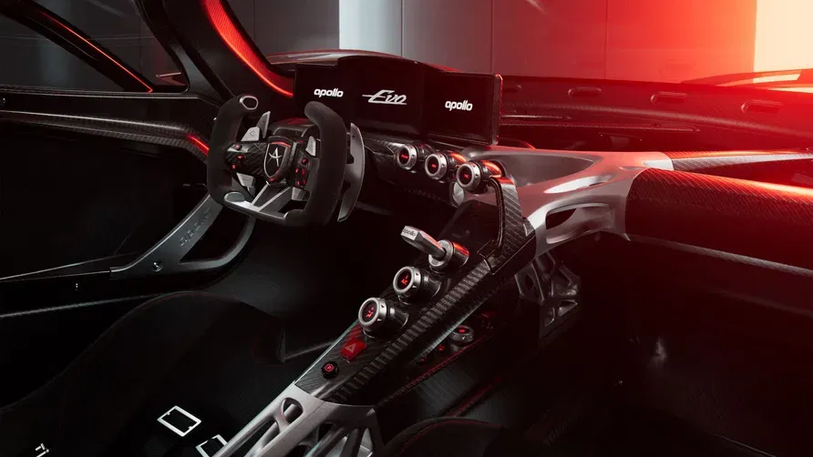 כמו שעון שוויצרי - פנים הרכב