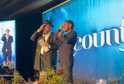 צפו: כששורד השבי הכריז 'שמע ישראל' בהתרגשות עם אלף צעירים יהודים