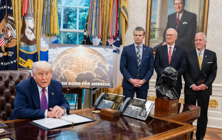 טראמפ מציג את 'כיפת הזהב'