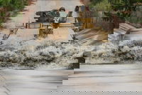 לוחמים אמריקאים באימון מים על טנק 