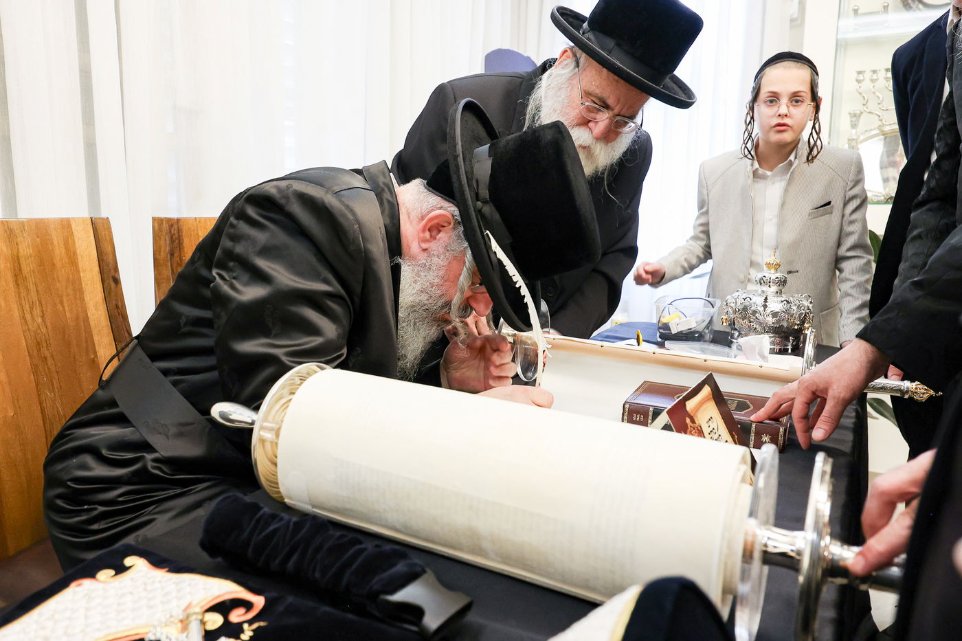 הרה"צ רבי יצחק ישעי' הגר בכתיבת אותיות