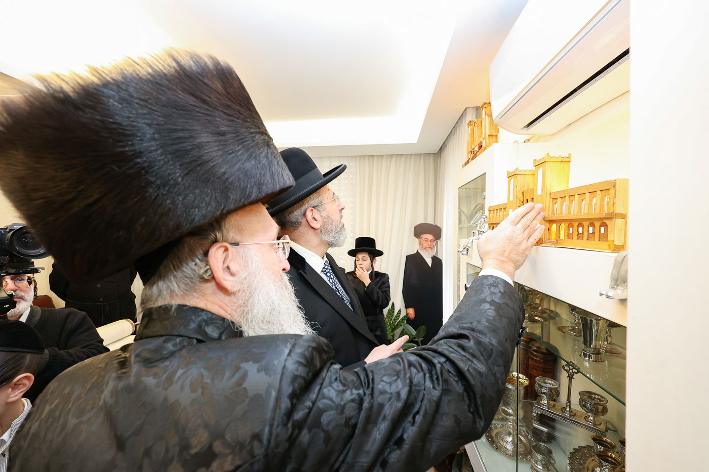 הכנסת ס"ת בויז'ניץ אלעד