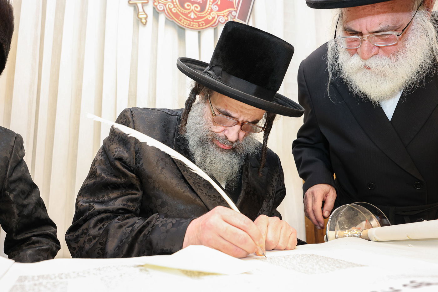 הגה"צ רבי חיים מאיר הגר בכתיבת אותיות