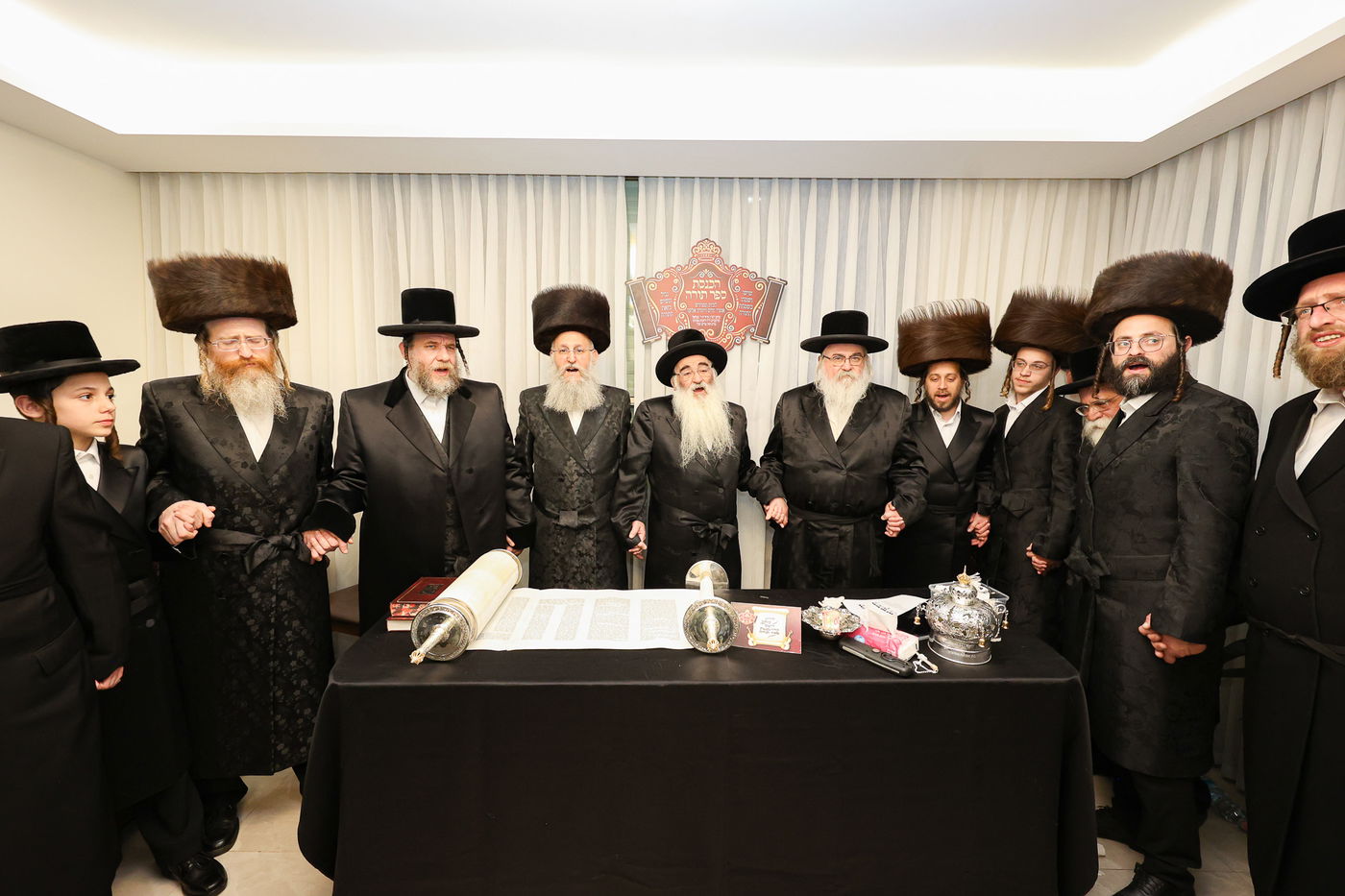 הכנסת ס"ת בויז'ניץ אלעד