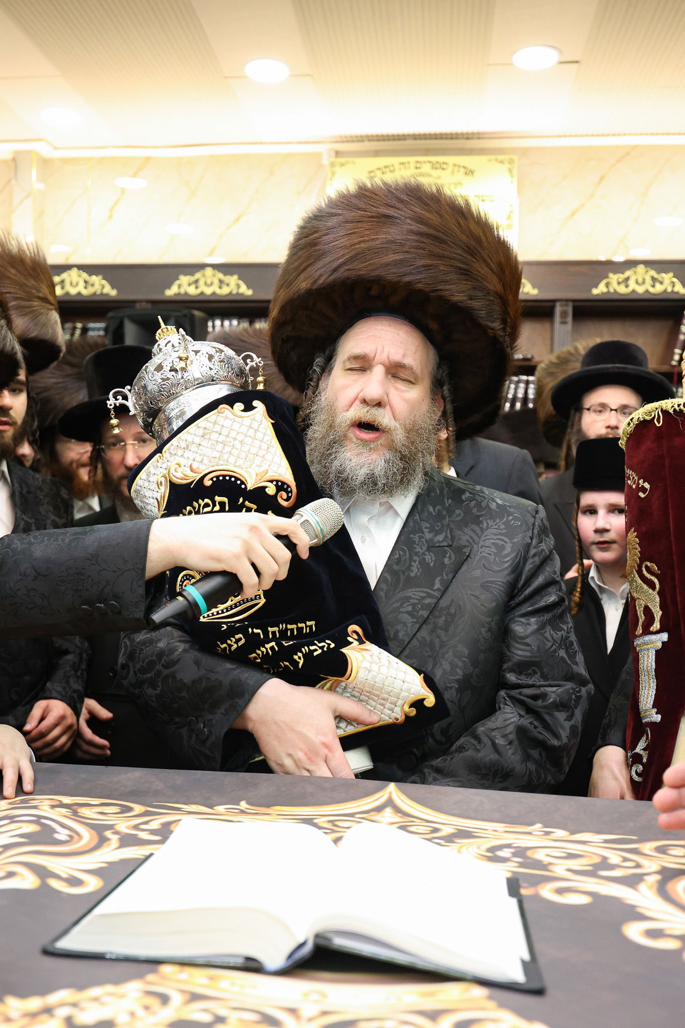 הכנסת ס"ת בויז'ניץ אלעד