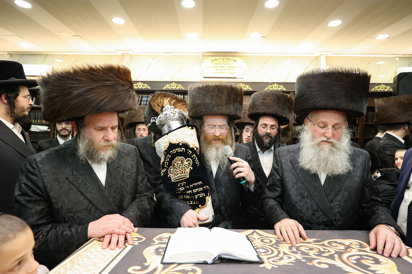 הכנסת ס"ת בויז'ניץ אלעד