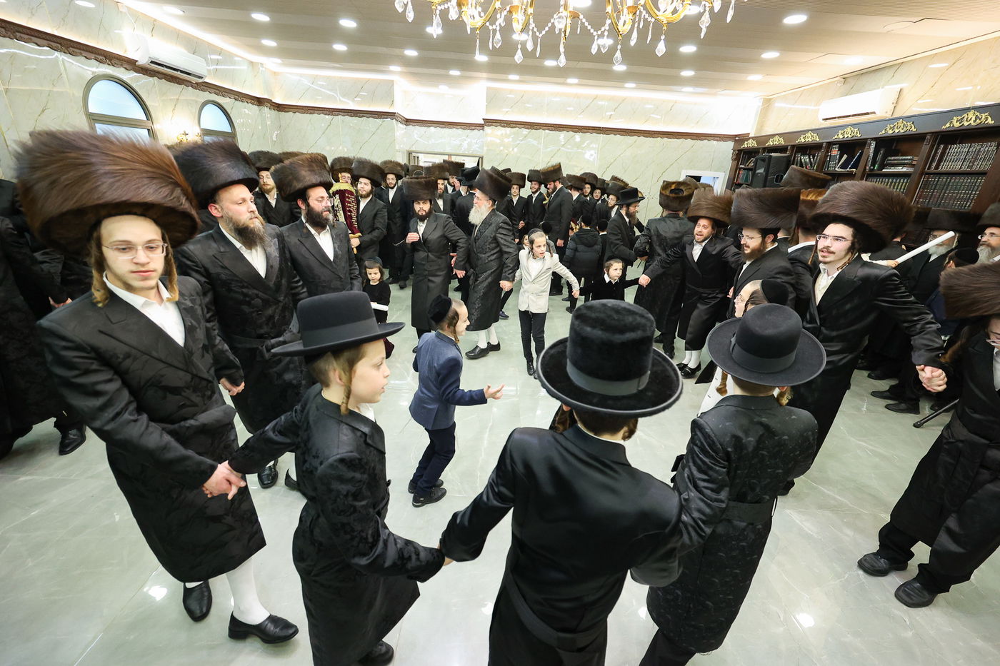 הכנסת ס"ת בויז'ניץ אלעד