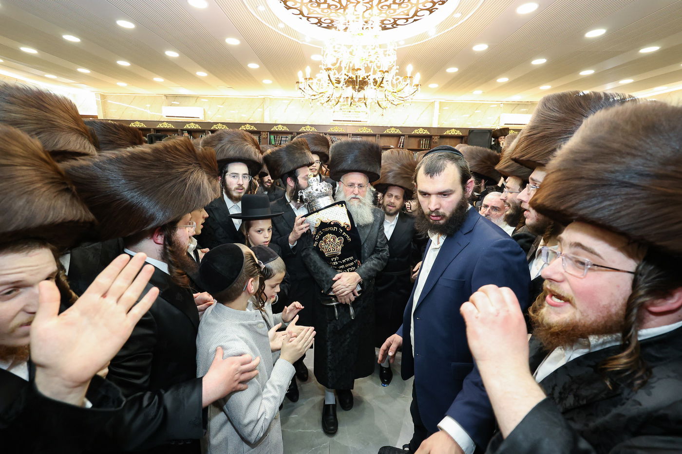 הכנסת ס"ת בויז'ניץ אלעד