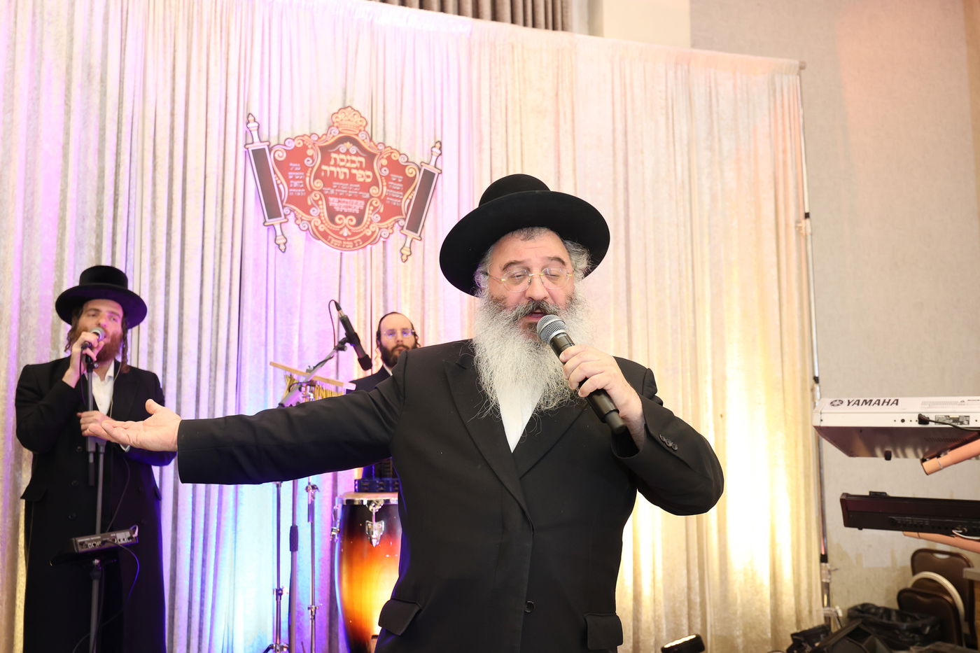 הכנסת ס"ת בויז'ניץ אלעד