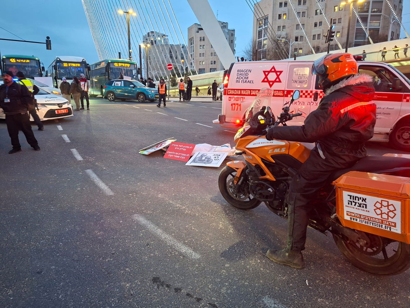 מפגין נדרס מרכב בכניסה לירושלים; מצוד אחר הנהג הפוגע, שנמלט