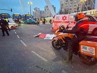 מפגין נדרס מרכב בכניסה לירושלים; מצוד אחר הנהג הפוגע, שנמלט