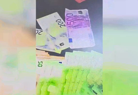 חזרה מחו"ל לתל אביב - ומצאה בבית שני פלסטינים ישנים בסלון