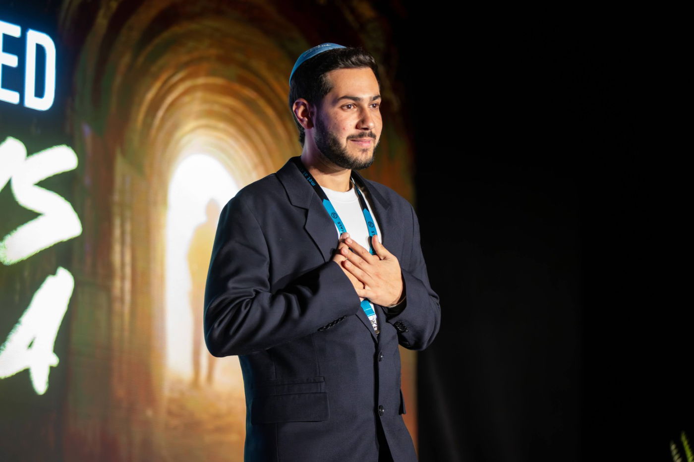 צפו: כששורד השבי הכריז 'שמע ישראל' בהתרגשות עם אלף צעירים יהודים